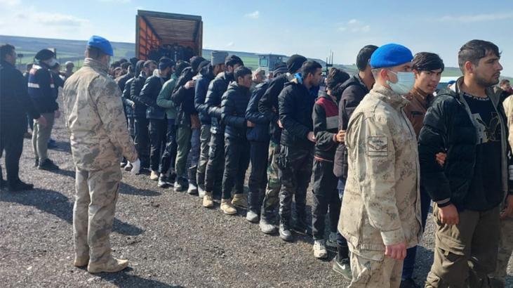 Diyarbakır’da TIR dorsesinde 72 kaçak göçmen yakalandı