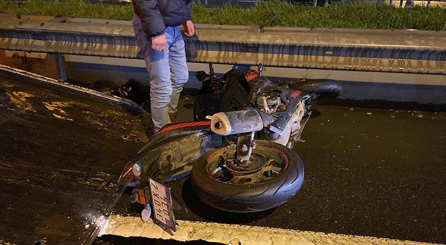 E-5 Karayolu’nda feci kaza! Bariyerlere çarpan motosikletin sürücüsü hayatını kaybetti