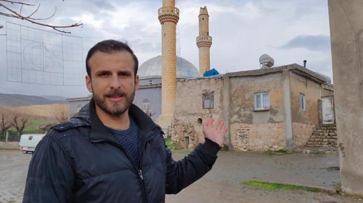 Siirt’te yıldırım minarenin üzerine düştü! Park halindeki araçlar zarar gördü