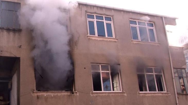 Küçükçekmece’de 2 katlı evde yangın