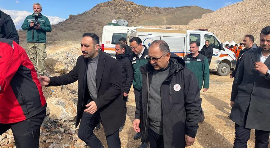 Bakan Özhaseki İliç’te incelemelerde bulundu: Zehirli atığa rastlanmadı