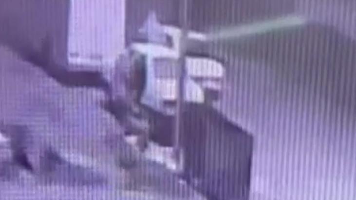 57 saniyede arabayı soydular! Anbean kaydedildi