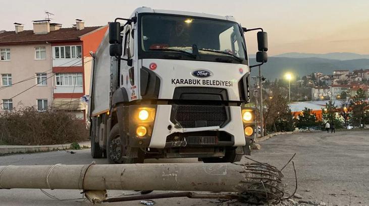 Çöp kamyonu elektrik direğine çarptı, işçiler son anda kurtuldu