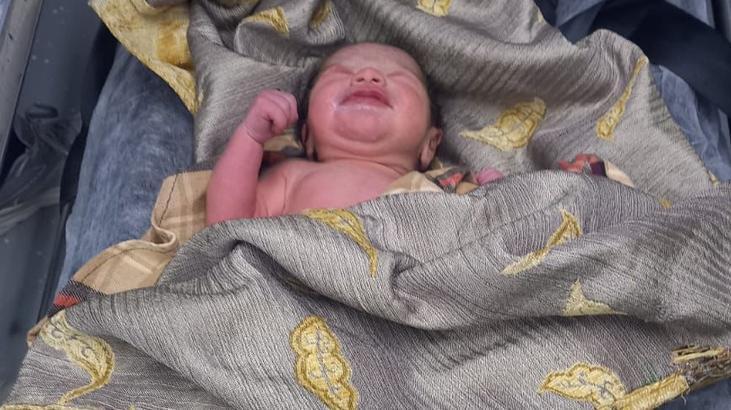 Çanta içerisinde fark ettiler! Cami avlusuna terk edilmiş bebek bulundu