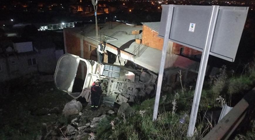 Balıkesir’de feci kaza! Kamyon eve girdi: 2 ölü