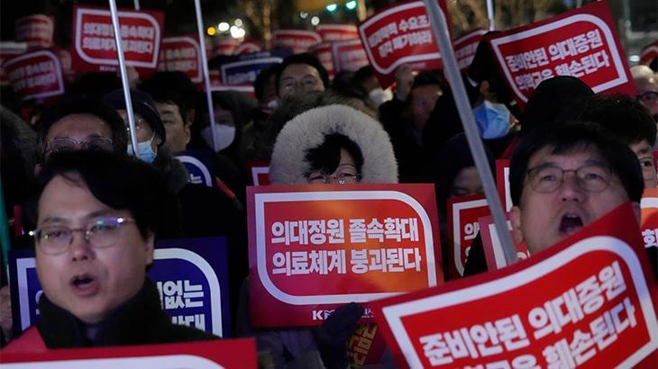 Güney Kore’de hükümetin hapisle korkuttuğu doktorlar neden grevde?