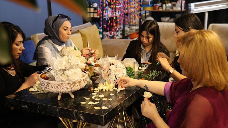 Kadınlar ipek kozasından dekoratif ürünler yapıyor