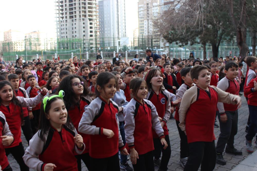 Bu okul çok başka! Türküler eşliğinde sınıfa