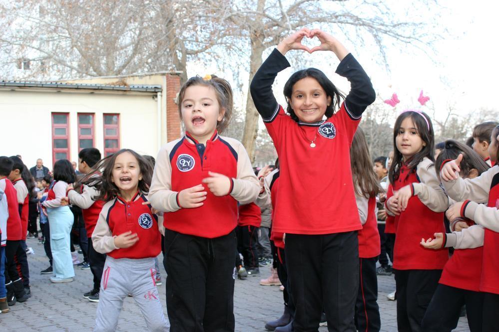 Bu okul çok başka! Türküler eşliğinde sınıfa