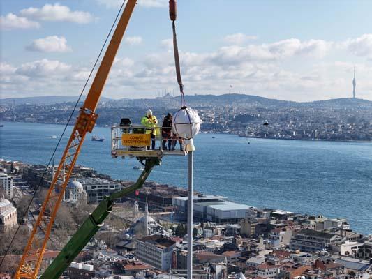 Galata Kulesi’nde nefes kesen an! 5 saat sürdü tam 270 kilo