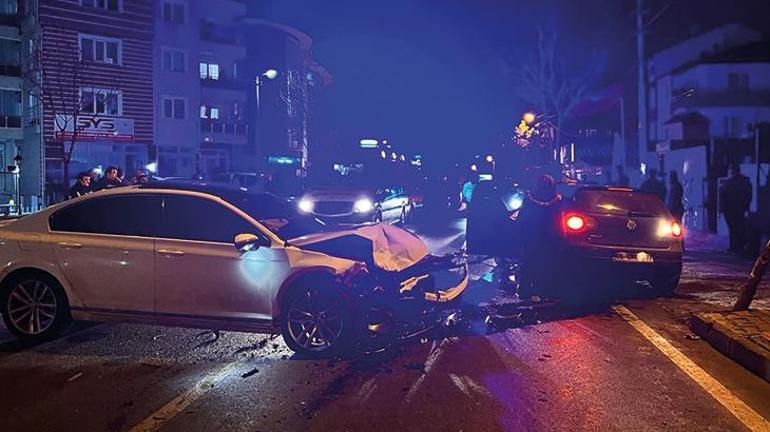 Bolu'da iki otomobil kavşakta kafa kafaya çarpıştı: 5 yaralı