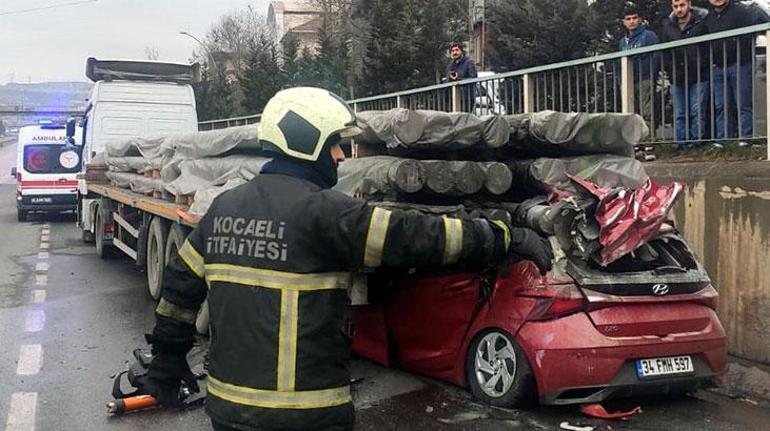 Demir yüklü TIR'a çarpan sürücü feci şekilde can verdi!