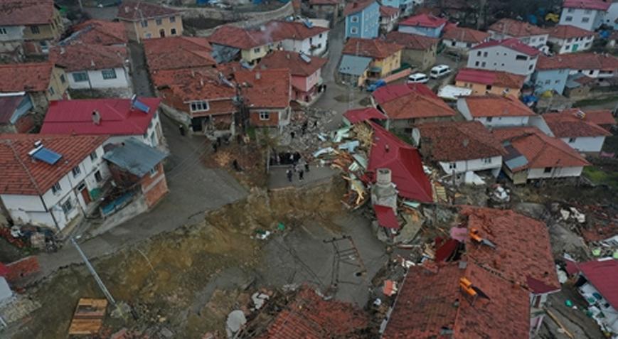 Korkunç olay! Heyelanlar Tokat’ta köyü ikiye ayırdı