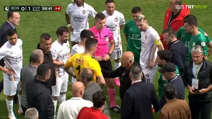 Bodrumspor-Eyüpspor maçında olay! Yabancı madde atılan Uğur Demirok hastaneye kaldırıldı