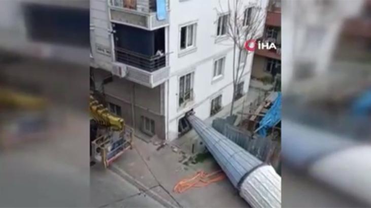 Son dakika…. Esenyurt’ta güçlendirme çalışması yapılan minare bir binaya çarparak zemine düştü