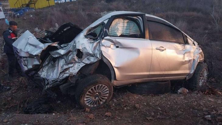 Isparta’da kontrolden çıkan otomobil reklam panosuna çarptı: 1 ölü, 3 yaralı