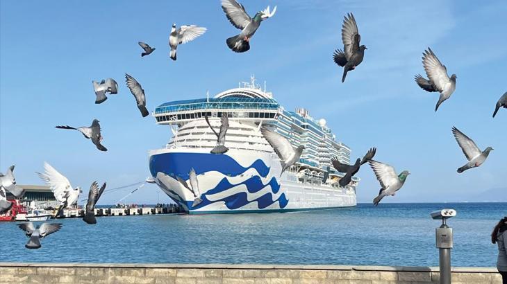 İçinde yok yok! Dünyanın en büyük kruvaziyer gemisi Kuşadası’nda