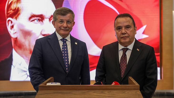 Davutoğlu’ndan Muhittin Böcek’e ziyaret