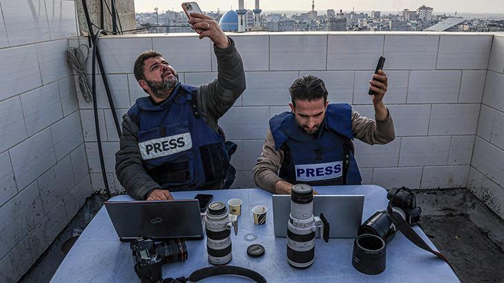 Gazze’de gazeteciler hedef alınmaya devam ediyor: Öldürülenlerin sayısı 133’e yükseldi