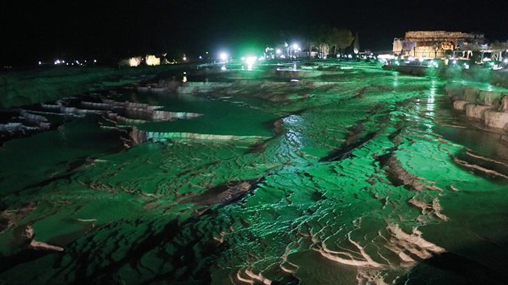 ‘Beyaz cennet’ olarak adlandırılan Pamukkale Hierapolis Ören Yeri ışıklandırıldı