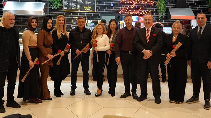 8 Mart Dünya Kadınlar Günü’nde karanfil dağıttılar!