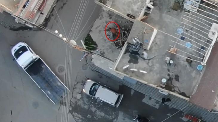 Polisten kaçan şüpheli çatıya çıktı! Uyuşturucuyu karşı binaya attı