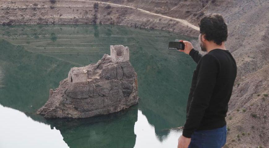 Artvin’de baraj suları çekildi tarihi kale ortaya çıktı