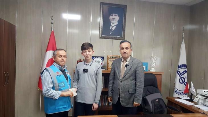 Ortaokul öğrencisinden anlamlı hareket! Kazandığı para ödülünü Gazze’ye yolladı