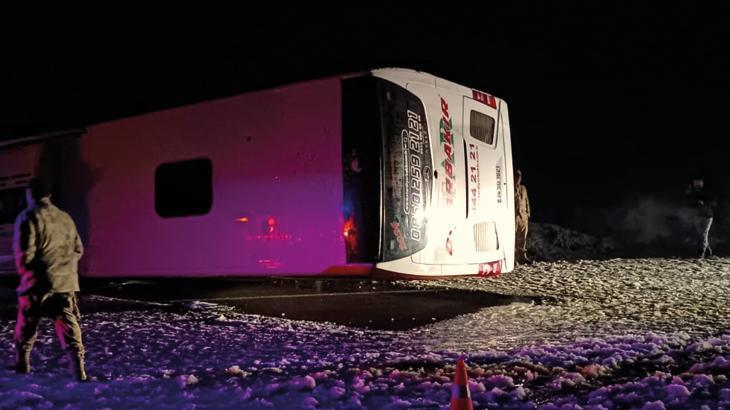 Bingöl’de yolcu otobüsü devrildi: 18 yaralı