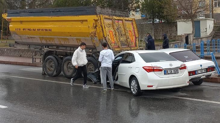 Kayseri’de kaygan yol kazaya neden oldu! 2 otomobil, TIR dorsesine çarptı: 5 yaralı