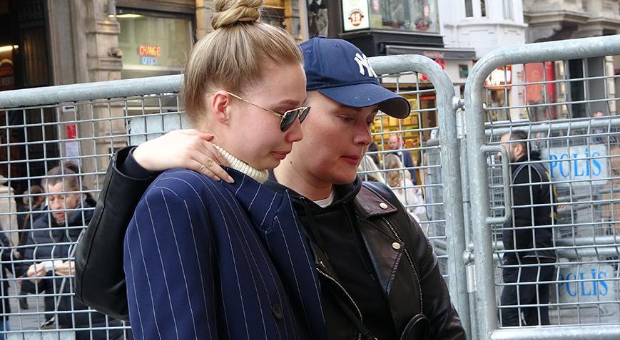 Tarifsiz acı! İstanbul’daki Rus vatandaşlar konsolosluk binası önüne çiçek bıraktı