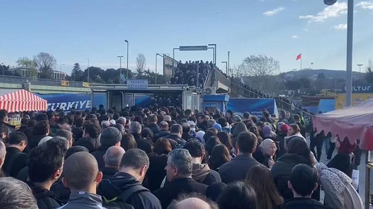 Altunizade’de metrobüs arızası! Seferler aksadı, yolcular duraklara ulaşamadı