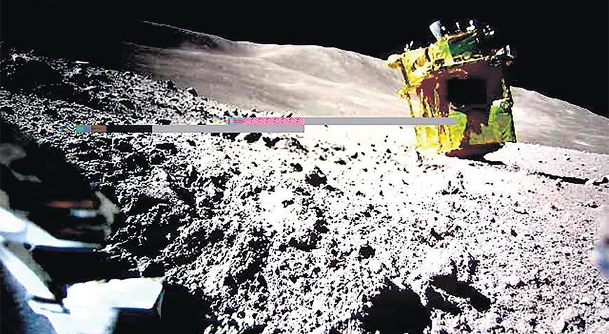 ‘Dünyalılardan Ay’ı kurtarın’