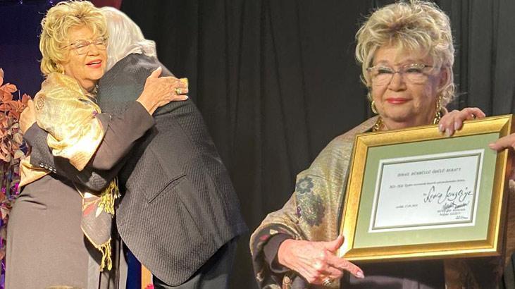 Dünya Tiyatro Günü’nde Nevra Serezli’yi duygulandıran ödül!