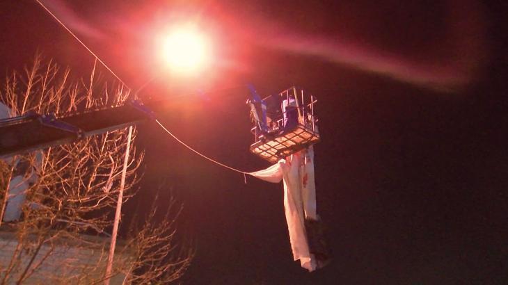 Seçim yasakları ile birlikte belediye ekipleri parti bayrakları ve afişleri topladı