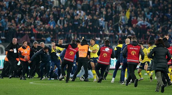 Trabzonspor - Fenerbahçe maçı sonrası büyük gerilim! Taraftar sahaya indi