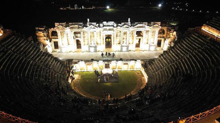 ‘Beyaz cennet’ olarak adlandırılan Pamukkale Hierapolis Ören Yeri ışıklandırıldı