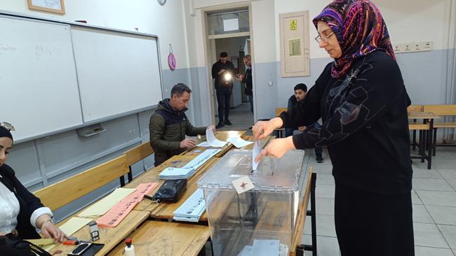 Türkiye sandık başında! En yaşlı aday olarak kayıtlara geçti