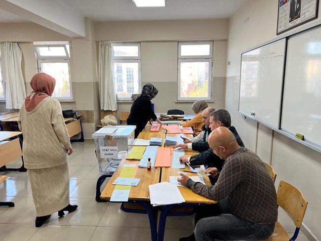 Türkiye sandık başında! En yaşlı aday olarak kayıtlara geçti