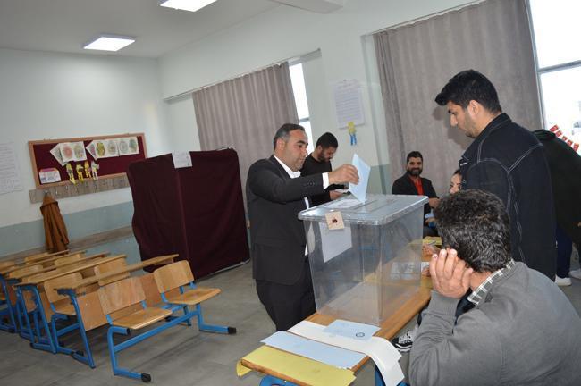 Türkiye sandık başında! En yaşlı aday olarak kayıtlara geçti