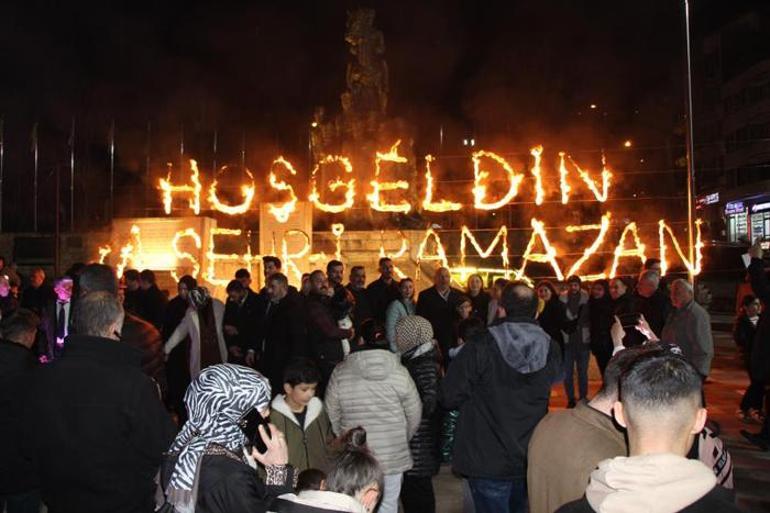 Vatandaşlar ilk teravih namazı için camilere akın etti! 'Dünyada bir yolcu gibi ol'