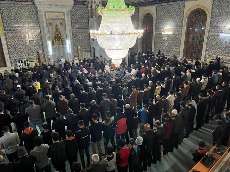 Vatandaşlar ilk teravih namazı için camilere akın etti! 'Dünyada bir yolcu gibi ol'