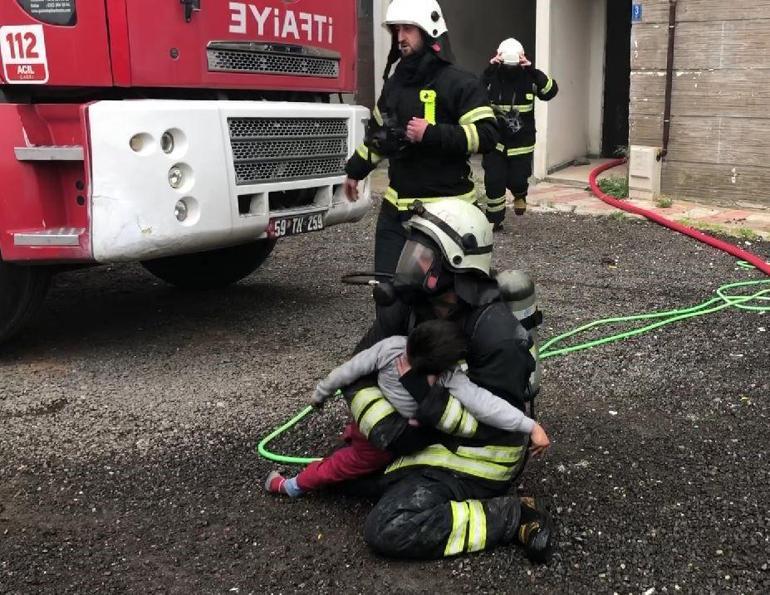 Kahreden fotoğraf! İki kardeş alevlerin arasında kaldı