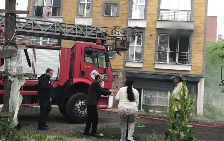 Kahreden fotoğraf! İki kardeş alevlerin arasında kaldı