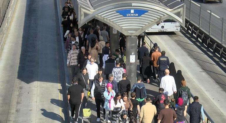 Metrobüs üstgeçidinde yoğunluk izdihama dönüştü, vatandaşlar isyan etti