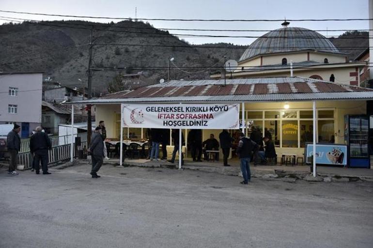 Köy muhtarı başlattı 20 yıldır devam ediyor! Yoldan geçenlere ücretsiz iftar yemeği