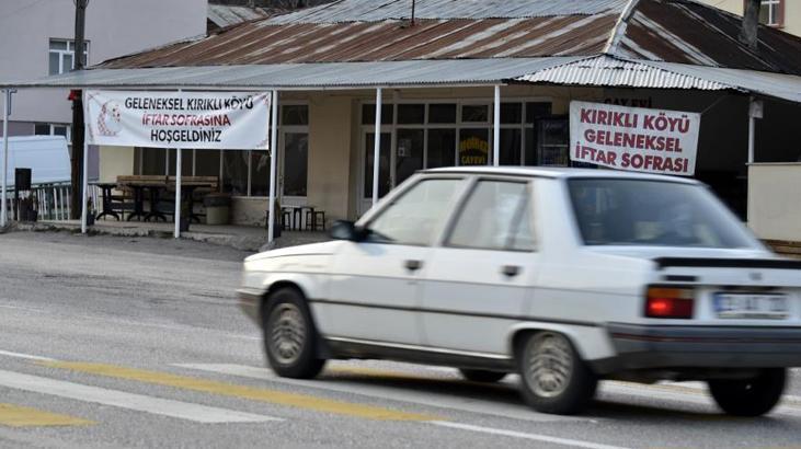 Köy muhtarı başlattı 20 yıldır devam ediyor! Yoldan geçenlere ücretsiz iftar yemeği