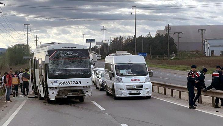 Midibüs, askeri servis aracına çarptı: 16 yaralı