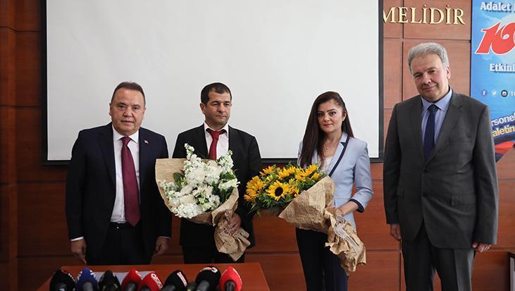 Muhittin Böcek mazbatasını aldı