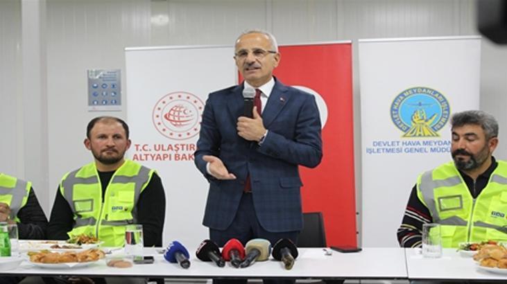 Bakan Uraloğlu Ankara’da havaalanında işçilerle iftar yaptı